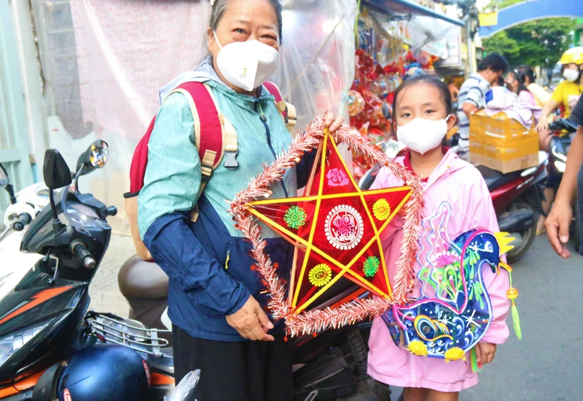 Trẻ em háo hức khi được chơi lồng đèn đủ hình dáng, màu sắc. Ảnh: THẢO PHƯƠNG Trẻ em háo hức khi được chơi lồng đèn đủ hình dáng, màu sắc. Ảnh: THẢO PHƯƠNG