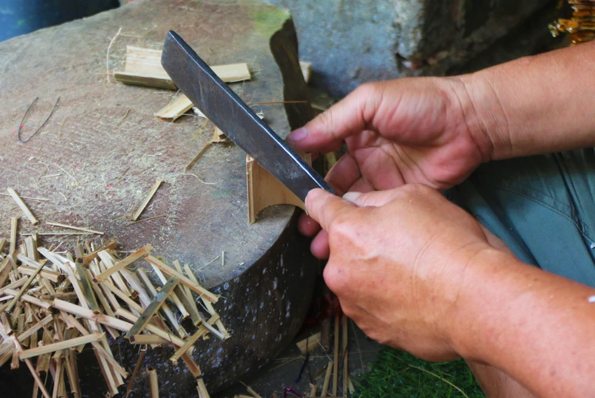 Công đoạn chẻ tre trong làm lồng đèn là khó nhất. Ảnh: THẢO PHƯƠNG Công đoạn chẻ tre trong làm lồng đèn là khó nhất. Ảnh: THẢO PHƯƠNG
