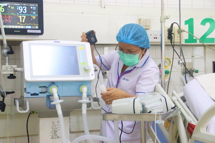 Các điều dưỡng phải luân phiên, gánh gồng công việc với nhau. Ảnh: THẢO PHƯƠNG
