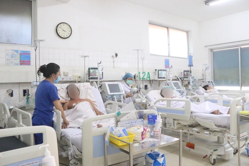 Các điều dưỡng tất bật công việc chăm sóc bệnh nhân. Ảnh: THẢO PHƯƠNG