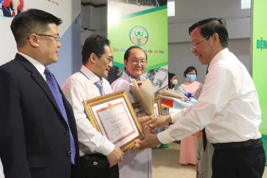 Ông Phan Văn Mãi biểu dương ê kíp ghép thận và các đơn vị có liên quan. Ảnh: THẢO PHƯƠNG