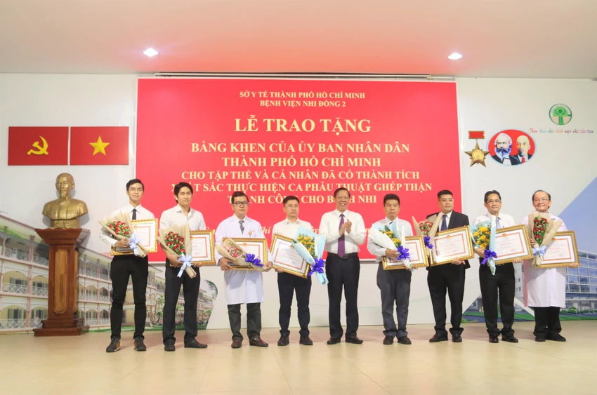 UBND TP.HCM trao tặng Bằng khen tập thể và các cá nhân đã có thành tích xuất sắc thực hiện ca phẫu thuật ghép thận thành công. Ảnh: THẢO PHƯƠNG