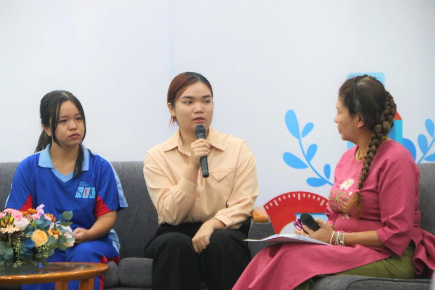 Tạ Thị Thanh Thủy chia sẻ nghe mình được nhận học bổng em rất bất ngờ và vui mừng. Ảnh: THẢO PHƯƠNG Tạ Thị Thanh Thủy chia sẻ nghe mình được nhận học bổng em rất bất ngờ và vui mừng. Ảnh: THẢO PHƯƠNG