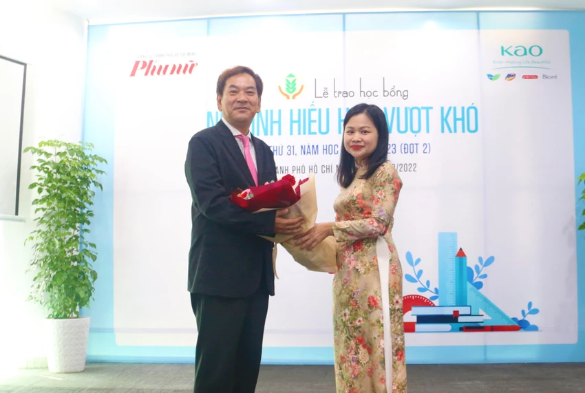 Bà Phạm Thị Vân Anh tặng hoa cho đơn vị tài trợ. Ảnh: THẢO PHƯƠNG Bà Phạm Thị Vân Anh tặng hoa cho đơn vị tài trợ. Ảnh: THẢO PHƯƠNG