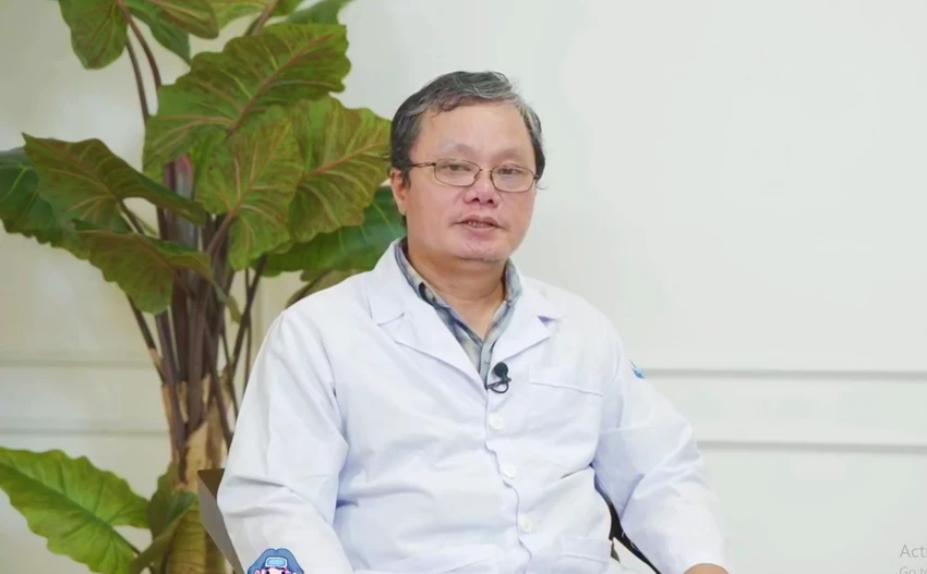 Bác sĩ Trương Hữu Khanh khuyên phụ huynh nên bình tĩnh trước bệnh do virus Adeno. Bác sĩ Trương Hữu Khanh khuyên phụ huynh nên bình tĩnh trước bệnh do virus Adeno.
