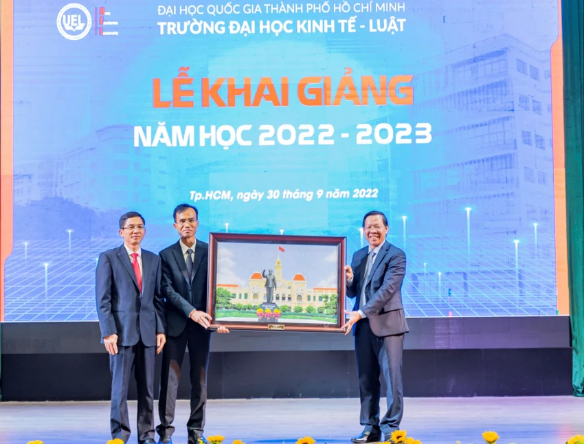 Chủ tịch UBND TP.HCM Phan Văn Mãi dự lễ khai giảng năm học 2022-2023 tại trường Đại học Kinh tế - Luật. Ảnh: UEL