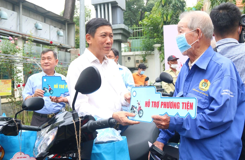 Ông Ngô Văn Thảo không giấu được niềm vui khi nhận chiếc xe máy để mưu sinh. Ảnh: TÚ NGÂN Ông Ngô Văn Thảo không giấu được niềm vui khi nhận chiếc xe máy để mưu sinh. Ảnh: TÚ NGÂN