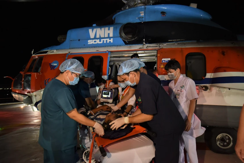 Đưa bệnh nhân bị đột quỵ não cấp từ đảo Nam Yết về đất liền bằng trực thăng EC 225. Ảnh: BVCC Đưa bệnh nhân bị đột quỵ não cấp từ đảo Nam Yết về đất liền bằng trực thăng EC 225. Ảnh: BVCC