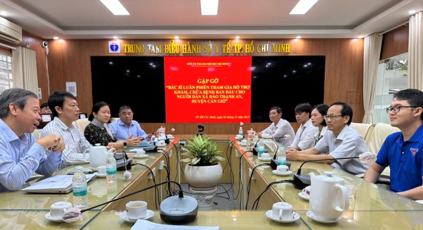 Lãnh đạo Sở Y tế gặp gỡ với các bác sĩ trẻ tình nguyện đăng ký đợt ra quân đầu tiên tham gia công tác chăm sóc sức khoẻ người dân ở xã đảo Thạnh An. Ảnh: Sở Y tế TP.HCM