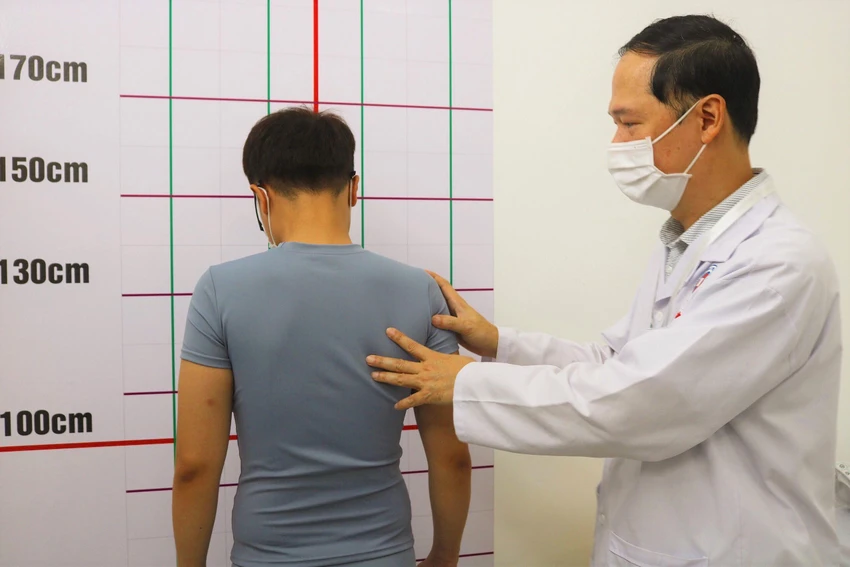Lê Doãn Đăng Khôi được BS Trịnh Quang Anh điều trị đau xương khớp. Ảnh: TÚ NGÂN Lê Doãn Đăng Khôi được BS Trịnh Quang Anh điều trị đau xương khớp. Ảnh: TÚ NGÂN