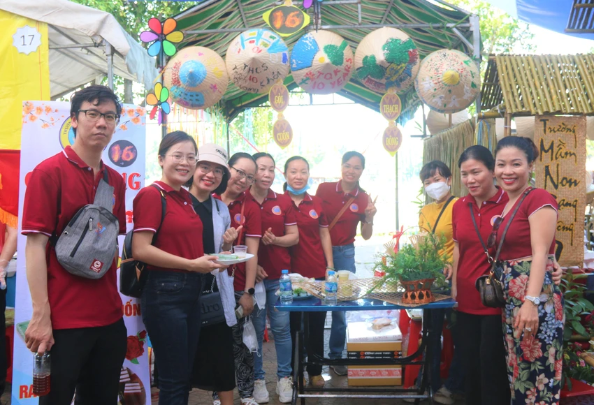 Đội thi trường THCS Trần Quang Khải trưng bày món rau câu và gỏi cuốn. Ảnh: THẢO PHƯƠNG