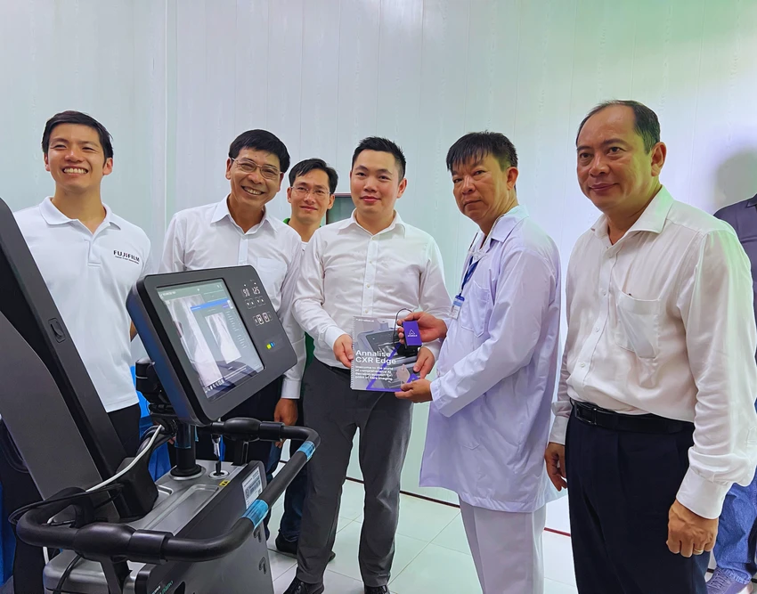 PGS-TS Tăng Chí Thượng, Giám đốc Sở Y tế TP.HCM (ngoài cùng bên phải) trực tiếp trao bộ máy X-quang cho xã đảo Thạnh An. Ảnh: NVCC