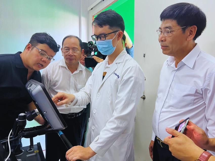 BS Phạm Hải Việt Tỷ thực hành sử dụng máy X-quang. Ảnh: NVCC
