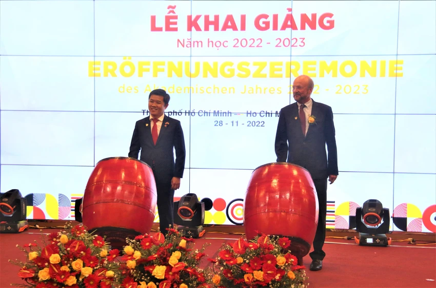 PGS Nguyễn Thanh Hiệp - hiệu trưởng ĐH Y Khoa Phạm Ngọc Thạch cùng hiệu trưởng ĐH Y Khoa Johannes Gutenberg, Mainz (Đức) đánh trống khai giảng. Ảnh: THẢO PHƯƠNG PGS Nguyễn Thanh Hiệp - hiệu trưởng ĐH Y Khoa Phạm Ngọc Thạch cùng hiệu trưởng ĐH Y Khoa Johannes Gutenberg, Mainz (Đức) đánh trống khai giảng. Ảnh: THẢO PHƯƠNG