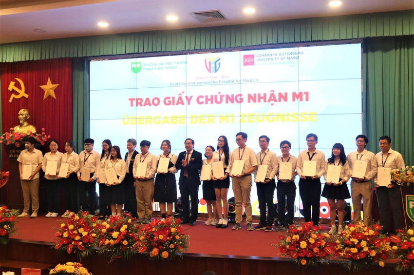 Trao chứng nhận M1 (tiếng Đức) cho sinh viên. Ảnh: THẢO PHƯƠNG Trao chứng nhận M1 (tiếng Đức) cho sinh viên. Ảnh: THẢO PHƯƠNG