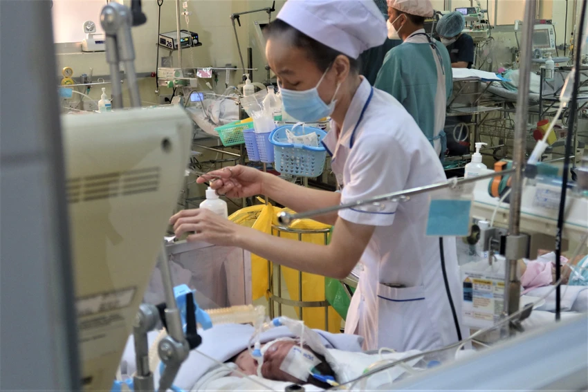 Bé trai hiện nằm khoa Hồi sức sơ sinh BV Nhi đồng 1. Ảnh: TRẦN MINH Bé trai hiện nằm khoa Hồi sức sơ sinh BV Nhi đồng 1. Ảnh: TRẦN MINH