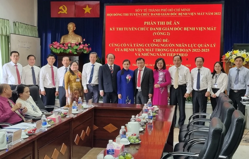 Bác sĩ Lê Anh Tuấn (thứ 7 từ trái qua), tân giám đốc Bệnh viện Mắt TP.HCM. Ảnh: SYT Bác sĩ Lê Anh Tuấn (thứ 7 từ trái qua), tân giám đốc Bệnh viện Mắt TP.HCM. Ảnh: SYT