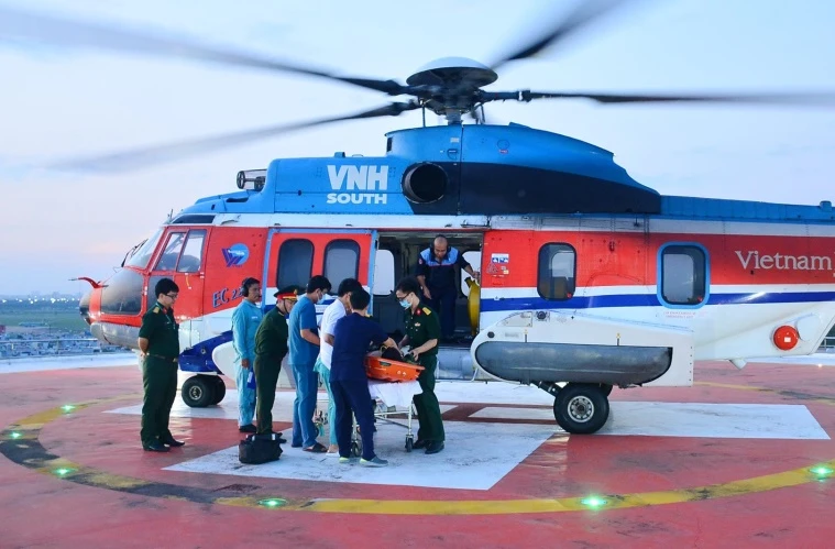Trực thăng hạ cánh tại sân đỗ tòa nhà Viện Chấn thương chỉnh hình (BV Quân Y 175). Ảnh: BVCC Trực thăng hạ cánh tại sân đỗ tòa nhà Viện Chấn thương chỉnh hình (BV Quân Y 175). Ảnh: BVCC