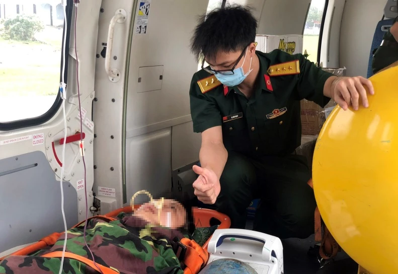 Bác sĩ Tạ Văn Bạch theo dõi, chăm sóc bệnh nhân trên máy bay. Ảnh: BVCC Bác sĩ Tạ Văn Bạch theo dõi, chăm sóc bệnh nhân trên máy bay. Ảnh: BVCC