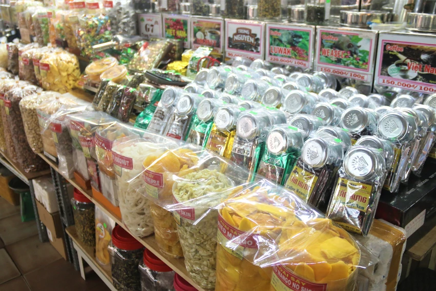 Bánh mứt trưng bày được che đậy cẩn thận. Ảnh: THẢO PHƯƠNG