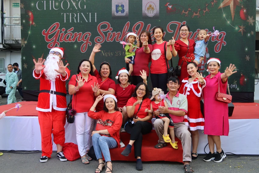 Chương trình Giáng sinh yêu thương cho bệnh nhi. Ảnh: TRẦN MINH Chương trình Giáng sinh yêu thương cho bệnh nhi. Ảnh: TRẦN MINH