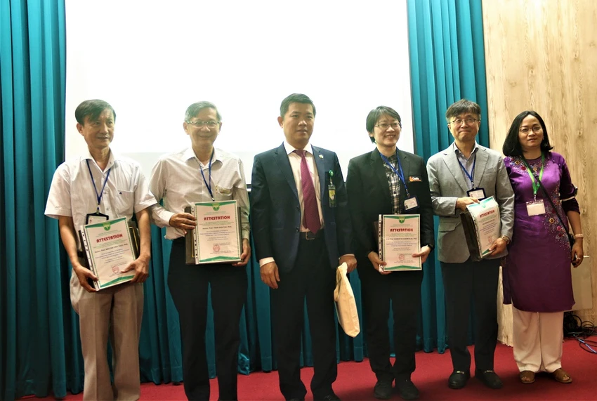 PGS Nguyễn Thanh Hiệp (thứ 3 từ trái sang) trao chứng nhận cho các báo cáo viên. Ảnh: THẢO PHƯƠNG PGS Nguyễn Thanh Hiệp (thứ 3 từ trái sang) trao chứng nhận cho các báo cáo viên. Ảnh: THẢO PHƯƠNG