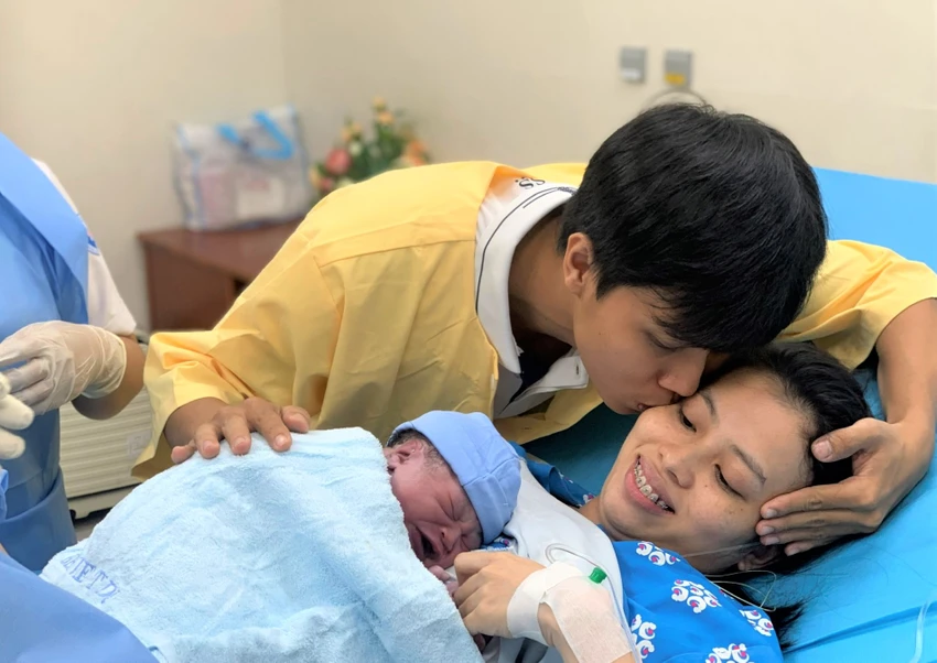Nụ hôn thay cho hai tiếng 'cảm ơn' chị U được nhận từ chồng. Ảnh: THẢO PHƯƠNG Nụ hôn thay cho hai tiếng 'cảm ơn' chị U được nhận từ chồng. Ảnh: THẢO PHƯƠNG