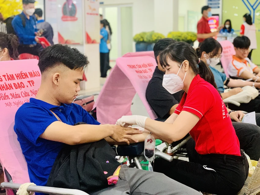 Sinh viên tham gia hiến máu tại Nhà văn hóa Thanh niên sáng 4-1. Ảnh: THẢO PHƯƠNG Sinh viên tham gia hiến máu tại Nhà văn hóa Thanh niên sáng 4-1. Ảnh: THẢO PHƯƠNG