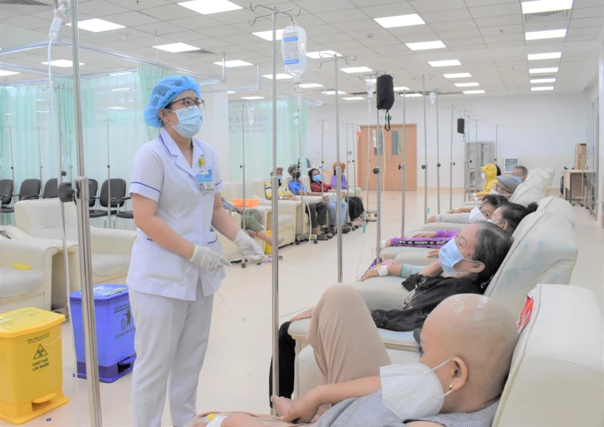 Bệnh nhân ung thư đang điều trị tại Bệnh viện Ung Bướu TP.HCM (cơ sở 2). Ảnh: BVCC Bệnh nhân ung thư đang điều trị tại Bệnh viện Ung Bướu TP.HCM (cơ sở 2). Ảnh: BVCC