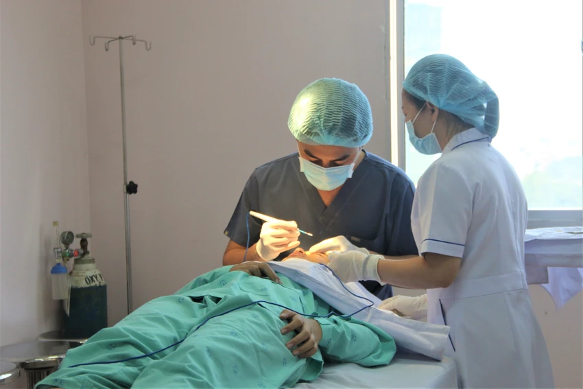 Bác sĩ BV Trưng Vương sử dụng kỹ thuật lazer xóa nốt ruồi cho khách hàng. Ảnh: THẢO PHƯƠNG Bác sĩ BV Trưng Vương sử dụng kỹ thuật lazer xóa nốt ruồi cho khách hàng. Ảnh: THẢO PHƯƠNG