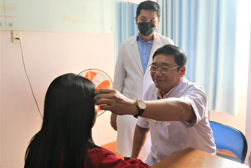 PGS-TS-BS Phạm Trịnh Quốc Khanh tư vấn cho khách hàng muốn xăm chân mày. Ảnh: THẢO PHƯƠNG PGS-TS-BS Phạm Trịnh Quốc Khanh tư vấn cho khách hàng muốn xăm chân mày. Ảnh: THẢO PHƯƠNG