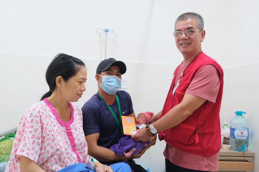 BS chuyên khoa II Phạm Quốc Hùng, Trưởng phòng Công tác xã hội BV Hùng Vương đến thăm và tặng quà cho gia đình sản phụ N. Ảnh: BVCC BS chuyên khoa II Phạm Quốc Hùng, Trưởng phòng Công tác xã hội BV Hùng Vương đến thăm và tặng quà cho gia đình sản phụ N. Ảnh: BVCC