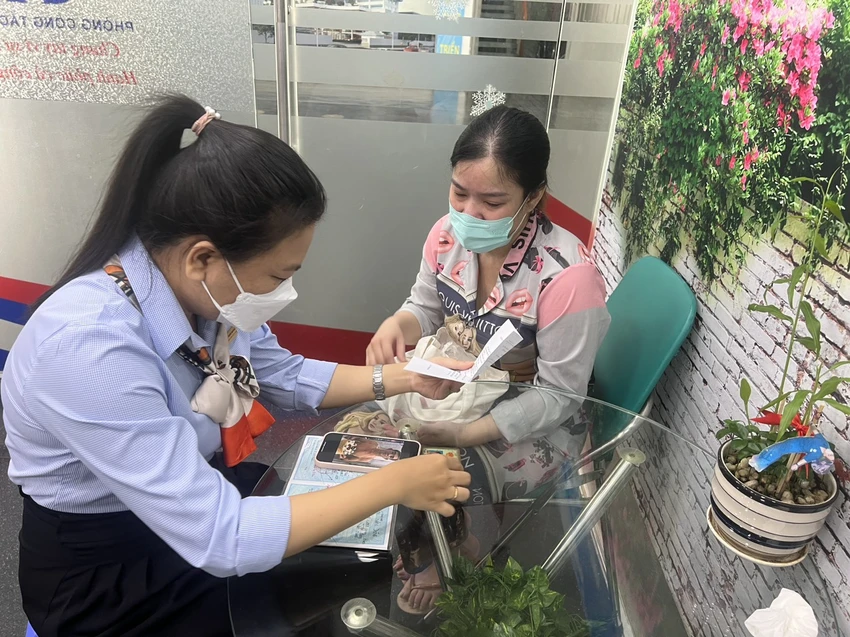Chị Hà cung cấp các loại giấy tờ tùy thân cho BV Nhân dân Gia Định. Ảnh: BVCC Chị Hà cung cấp các loại giấy tờ tùy thân cho BV Nhân dân Gia Định. Ảnh: BVCC