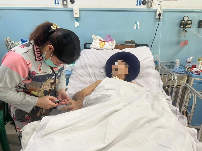 "Từ nay chúng tôi sẽ chăm sóc ba chu đáo” - chị Trang xúc động nói. Ảnh: BVCC "Từ nay chúng tôi sẽ chăm sóc ba chu đáo” - chị Trang xúc động nói. Ảnh: BVCC
