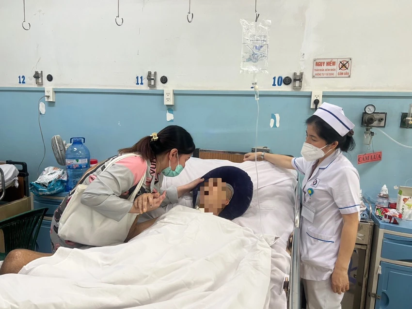 Chị Hà xúc động khi nhận lại cha mình, đứng bên cạnh là điều dưỡng Trần Phí Yến - người trực tiếp chăm sóc ông Dũng suốt 3 tháng qua. Ảnh: BVCC Chị Hà xúc động khi nhận lại cha mình, đứng bên cạnh là điều dưỡng Trần Phí Yến - người trực tiếp chăm sóc ông Dũng suốt 3 tháng qua. Ảnh: BVCC