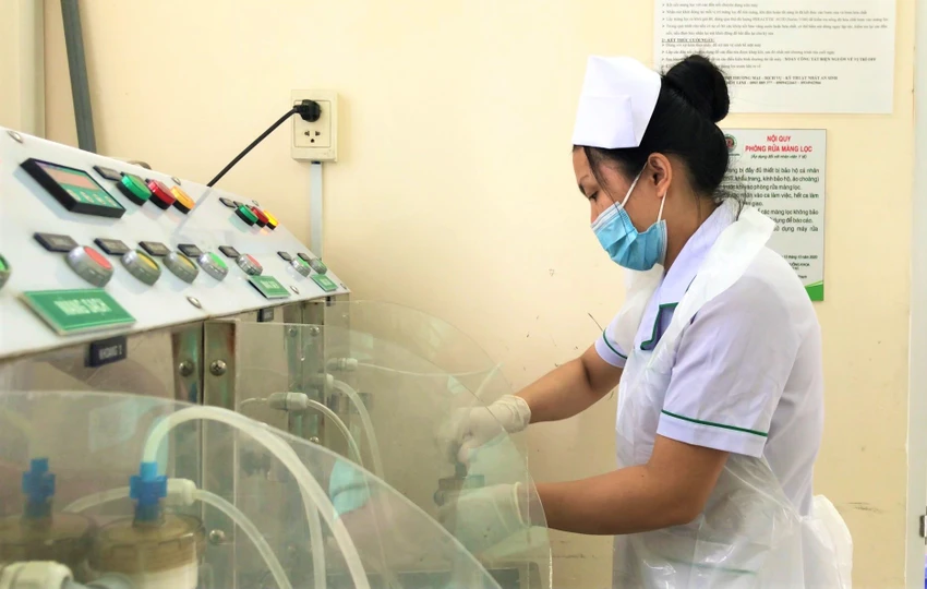 Chị Trinh tranh thủ làm sạch và khử trùng máy thận nhân tạo. Ảnh: THẢO PHƯƠNG Chị Trinh tranh thủ làm sạch và khử trùng máy thận nhân tạo. Ảnh: THẢO PHƯƠNG
