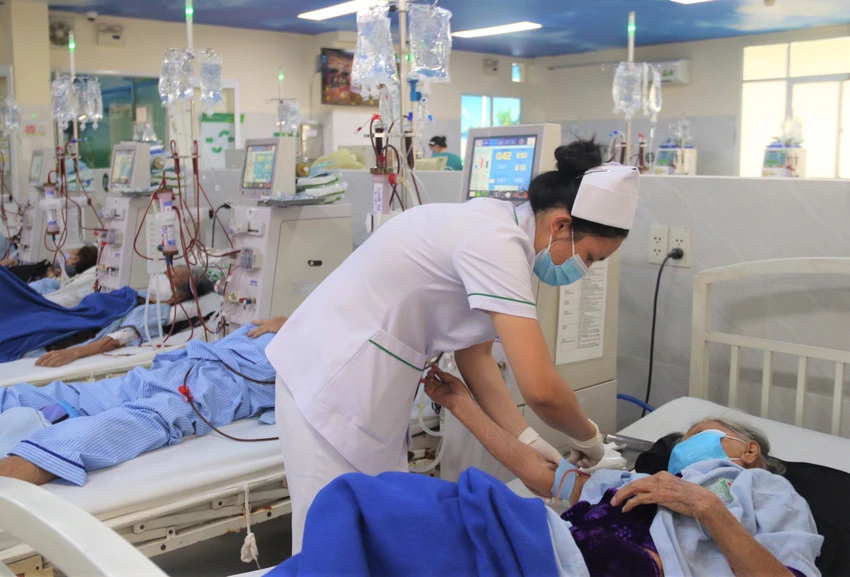 Chị Trinh ân cần chăm sóc cho bệnh nhân Ảnh: THẢO PHƯƠNG Chị Trinh ân cần chăm sóc cho bệnh nhân Ảnh: THẢO PHƯƠNG