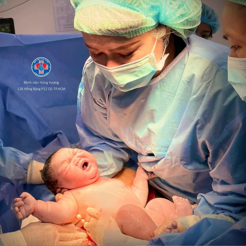 Bé trai chào đời nặng gần 5,8 kg. Ảnh: BVCC Bé trai chào đời nặng gần 5,8 kg. Ảnh: BVCC