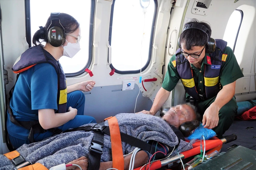 Bệnh nhân được hạ áp bằng thuốc đường tĩnh mạch trên trực thăng. Ảnh: BVCC Bệnh nhân được hạ áp bằng thuốc đường tĩnh mạch trên trực thăng. Ảnh: BVCC