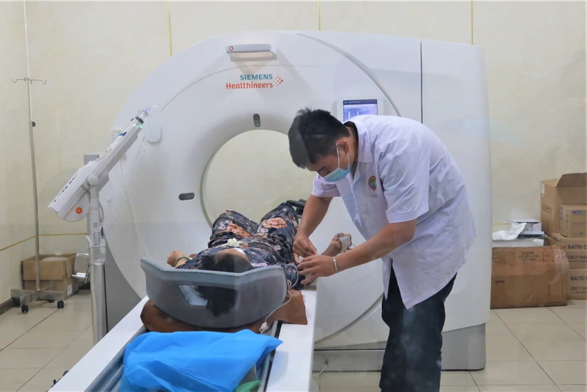 Nhân viên y tế BV Lê Văn Thịnh chụp CT scan cho bệnh nhân. Ảnh: THẢO PHƯƠNG Nhân viên y tế BV Lê Văn Thịnh chụp CT scan cho bệnh nhân. Ảnh: THẢO PHƯƠNG