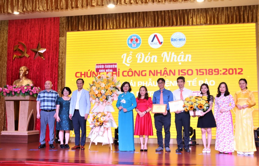 Bệnh viện Hùng Vương đón nhận chứng chỉ công nhận ISO 15189:2012. Ảnh: THẢO PHƯƠNG