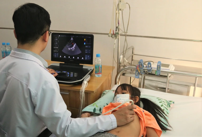 BS đang siêu âm tim cho 1 em bé. Ảnh: THẢO PHƯƠNG BS đang siêu âm tim cho 1 em bé. Ảnh: THẢO PHƯƠNG