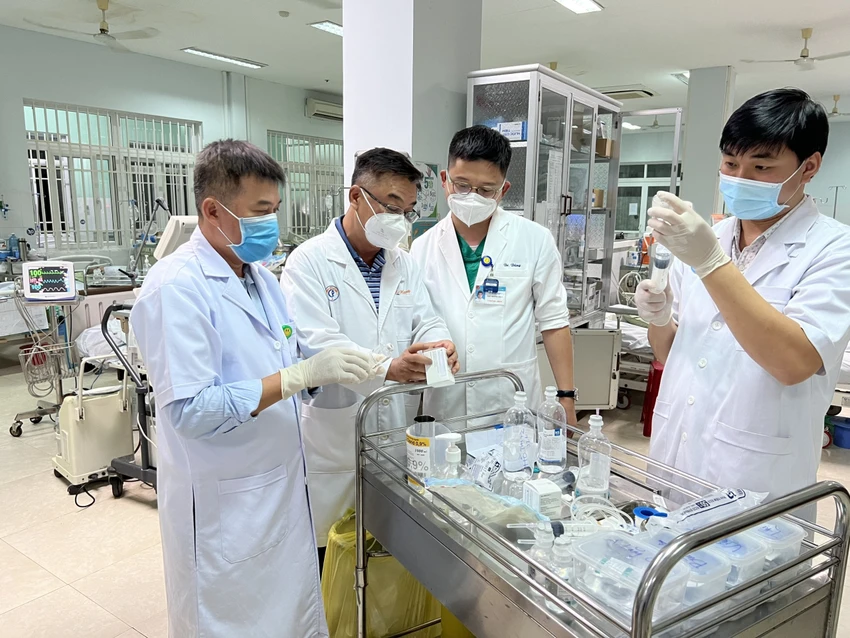 Bác sĩ BV Chợ Rẫy đem thuốc giải độc BAT ra Quảng Nam cứu người. Ảnh: BVCC Bác sĩ BV Chợ Rẫy đem thuốc giải độc BAT ra Quảng Nam cứu người. Ảnh: BVCC
