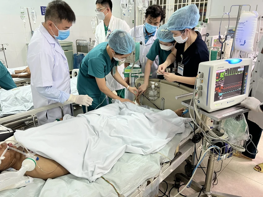 Các bác sĩ kiểm tra tình trạng một bệnh nhân ngộ độc đêm 18-3. Ảnh: BVCC Các bác sĩ kiểm tra tình trạng một bệnh nhân ngộ độc đêm 18-3. Ảnh: BVCC