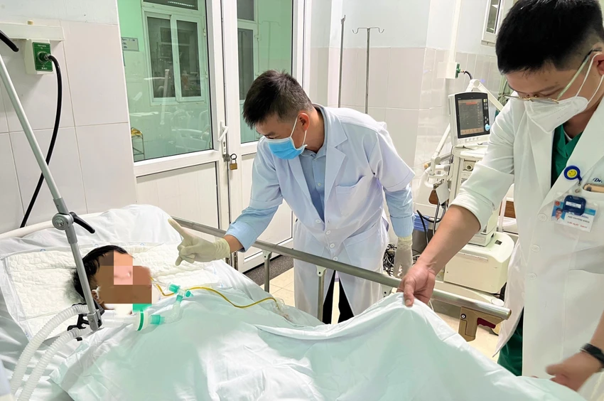 Bác sĩ BV Chợ Rẫy kiểm tra tình hình một bệnh nhân ngộ độc. Ảnh: BVCC Bác sĩ BV Chợ Rẫy kiểm tra tình hình một bệnh nhân ngộ độc. Ảnh: BVCC