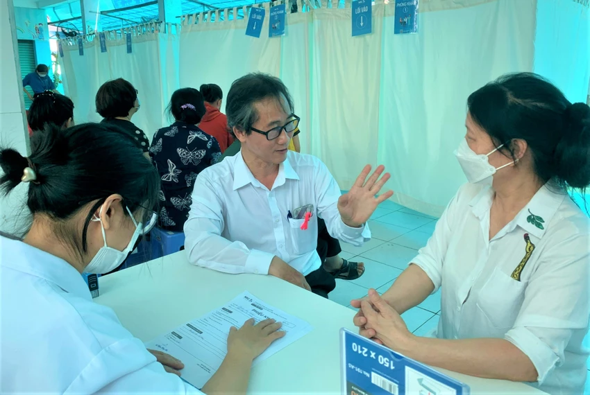 BS-CK2 Nguyễn Hữu Hòa tư vấn cho người đi khám tầm soát. Ảnh: THẢO PHƯƠNG
