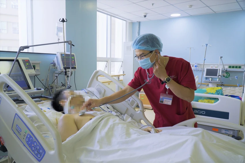 Bác sĩ thăm khám cho bệnh nhân bị 5 vết dao đâm thấu ngực bụng. Ảnh: BVCC Bác sĩ thăm khám cho bệnh nhân bị 5 vết dao đâm thấu ngực bụng. Ảnh: BVCC