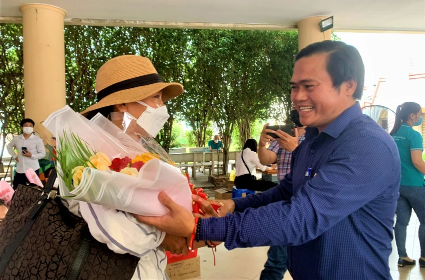Ông Cao Thanh Bình, Trưởng ban VHXH, Hội đồng nhân dân TP.HCM tặng hoa cho người hiến máu. Ảnh: THẢO PHƯƠNG Ông Cao Thanh Bình, Trưởng ban VHXH, Hội đồng nhân dân TP.HCM tặng hoa cho người hiến máu. Ảnh: THẢO PHƯƠNG