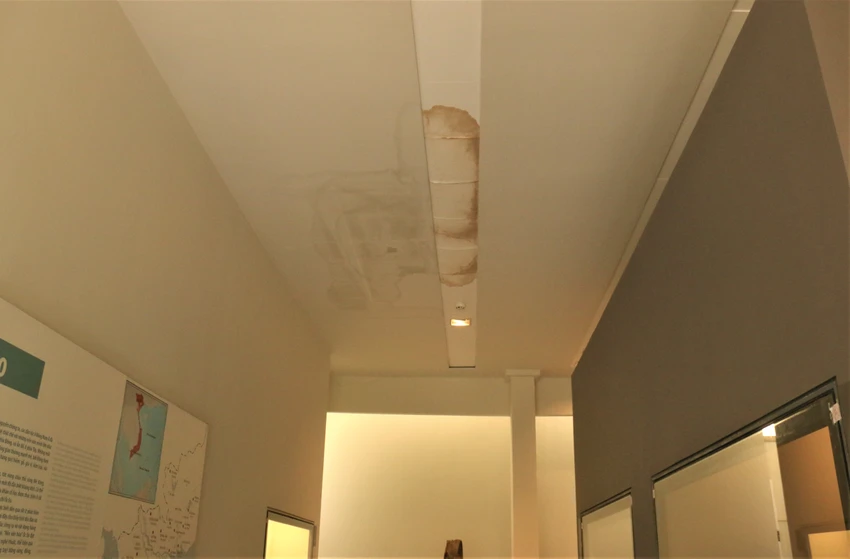 Khu vực mái của bảo tàng bị dột và thấm. Ảnh: THẢO PHƯƠNG Khu vực mái của bảo tàng bị dột và thấm. Ảnh: THẢO PHƯƠNG