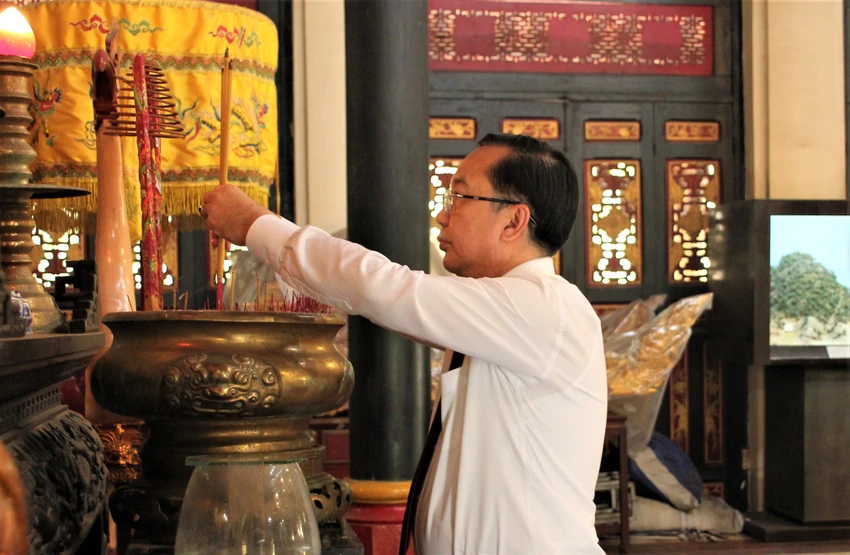 Ông Trần Thế Thuận, Giám đốc Sở VH&TT TP.HCM, viếng hương tại bảo tàng. Ảnh: THẢO PHƯƠNG Ông Trần Thế Thuận, Giám đốc Sở VH&TT TP.HCM, viếng hương tại bảo tàng. Ảnh: THẢO PHƯƠNG